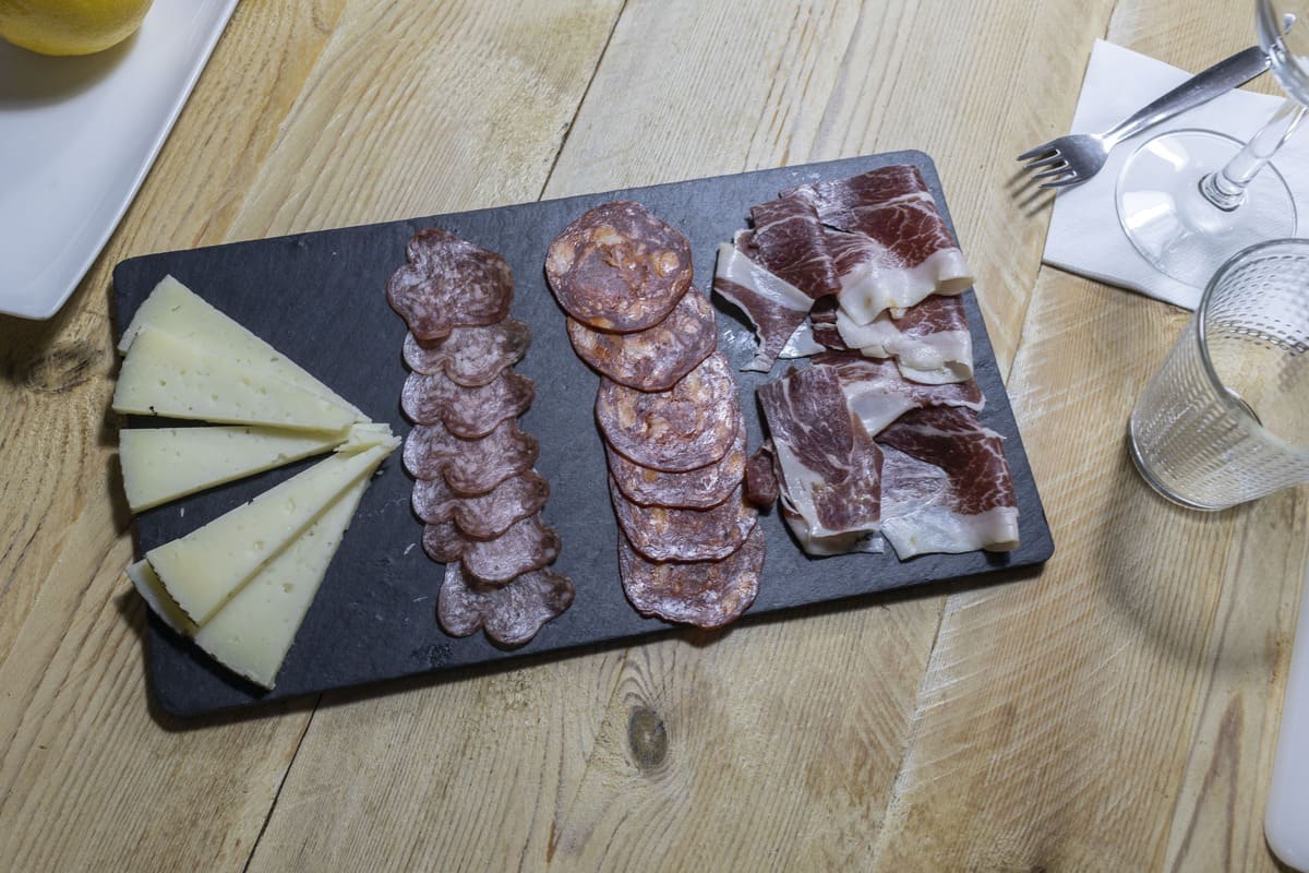 Iberian cured meat and cheese, the best Spanish tapas