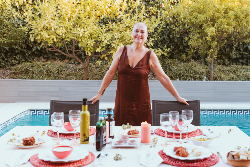Miriam welcomes her guests in the garden of her stunning house with a pool