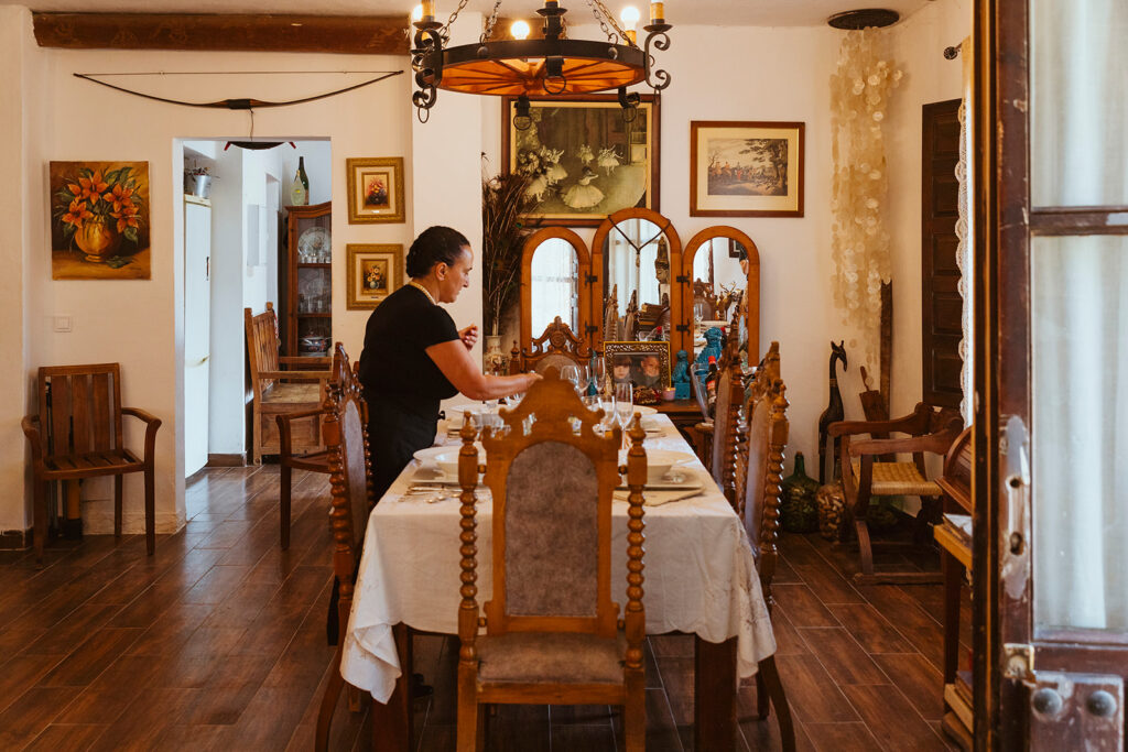 The host Ángeles sets the table to welcome her guests at her home, where they can enjoy her delicious menu
