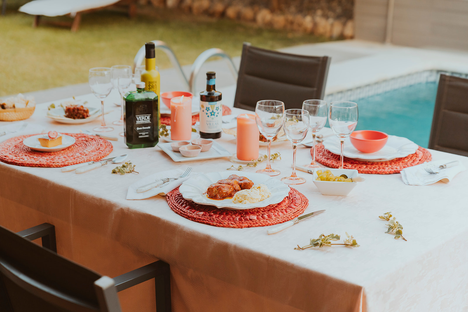 The table with which Miriam welcomes her guests 