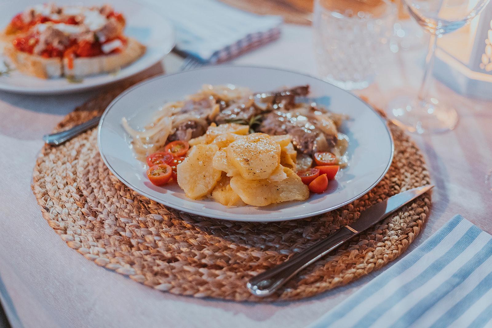 Seafood dining in a peaceful outdoor setting in Málaga: fresh tuna and homemade custard
