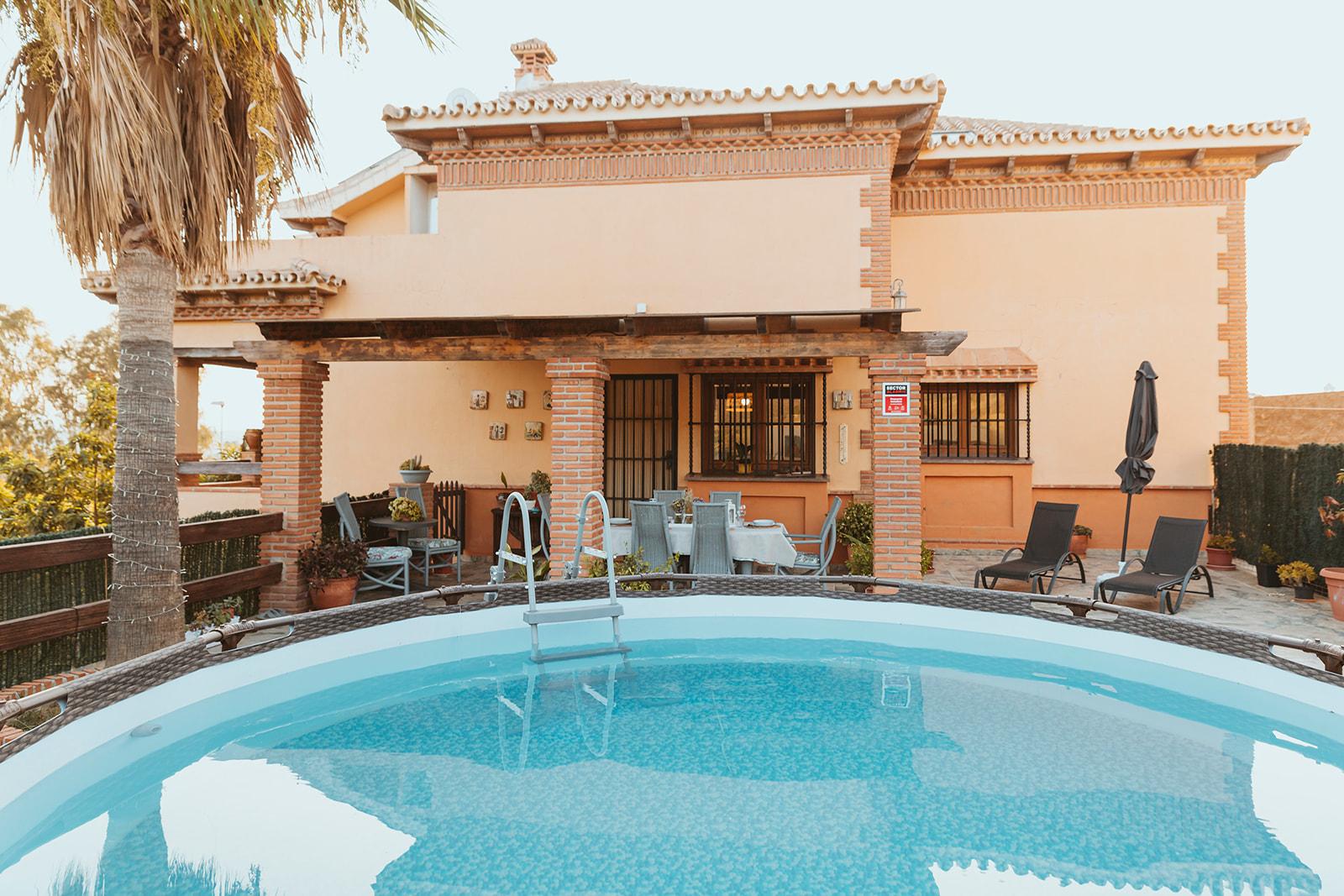 Peaceful outdoor dining in Málaga’s nature-filled surroundings